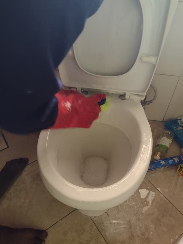 Bathroom deep cleaning 